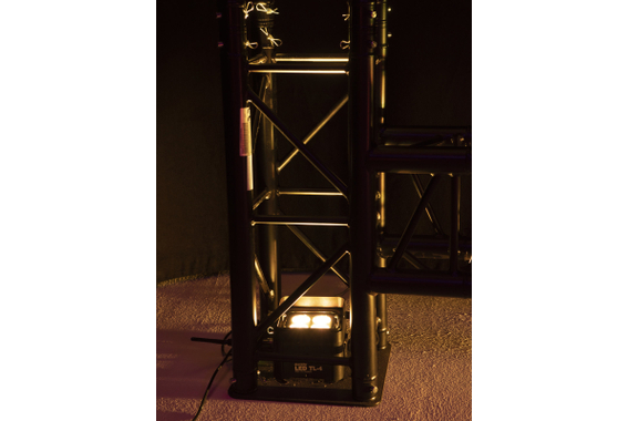 Eurolite LED TL-4 QCL RGB+UV Trusslight image 12