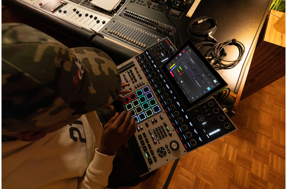 Akai MPC XL Groovebox / Sampler image 2