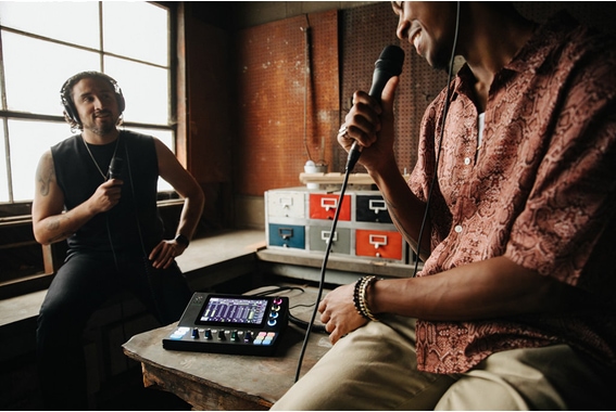 Set Intervista Podcast Mackie DLZ Creator XS per 2 Persone image 6