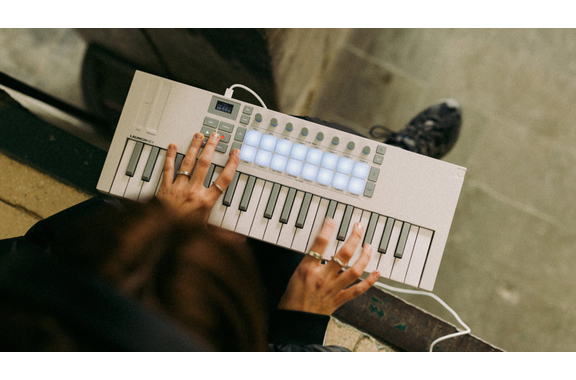 Novation Launchkey 37 Mini MK4 Bianco image 7