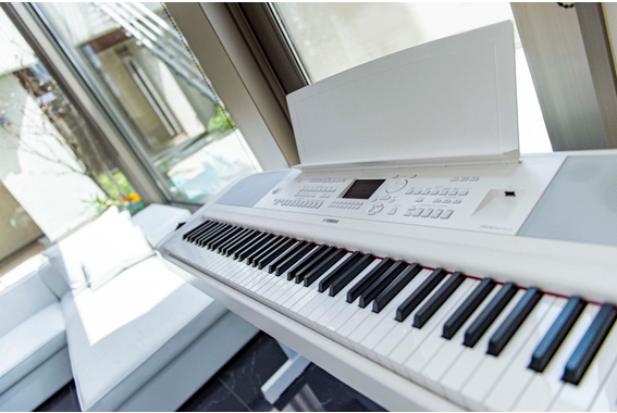 Yamaha DGX-670 WH Portable Piano White Set image 8