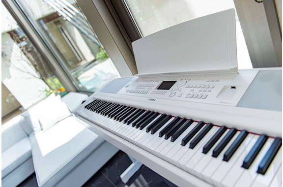 Yamaha DGX-670 WH Portable Piano Set Bianco image 8